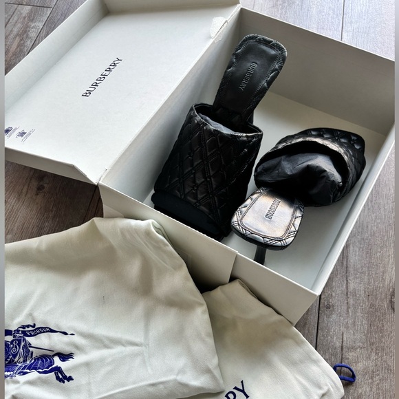 NWT Burberry Black Leather Quilt Mule Sandals Sz 41 - Picture 1 of 6
